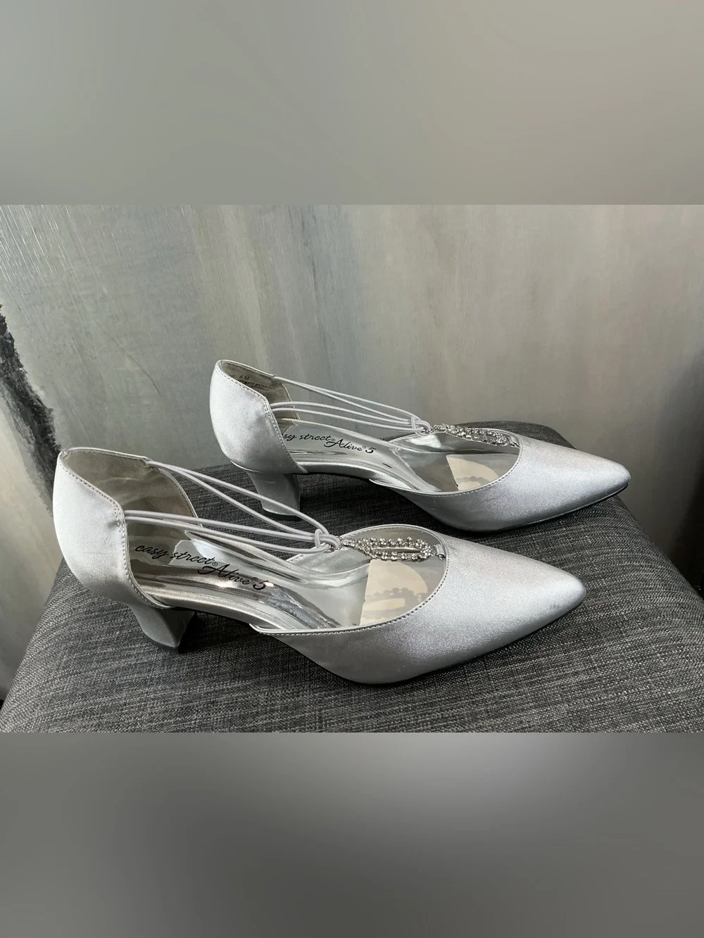 NIB Easy Street Alive@5 Moonlight Rhinestone Silver Satin Pumps Heels - Size 8M